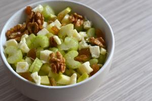 Salade de céleri branche, pomme, roquefort et noix